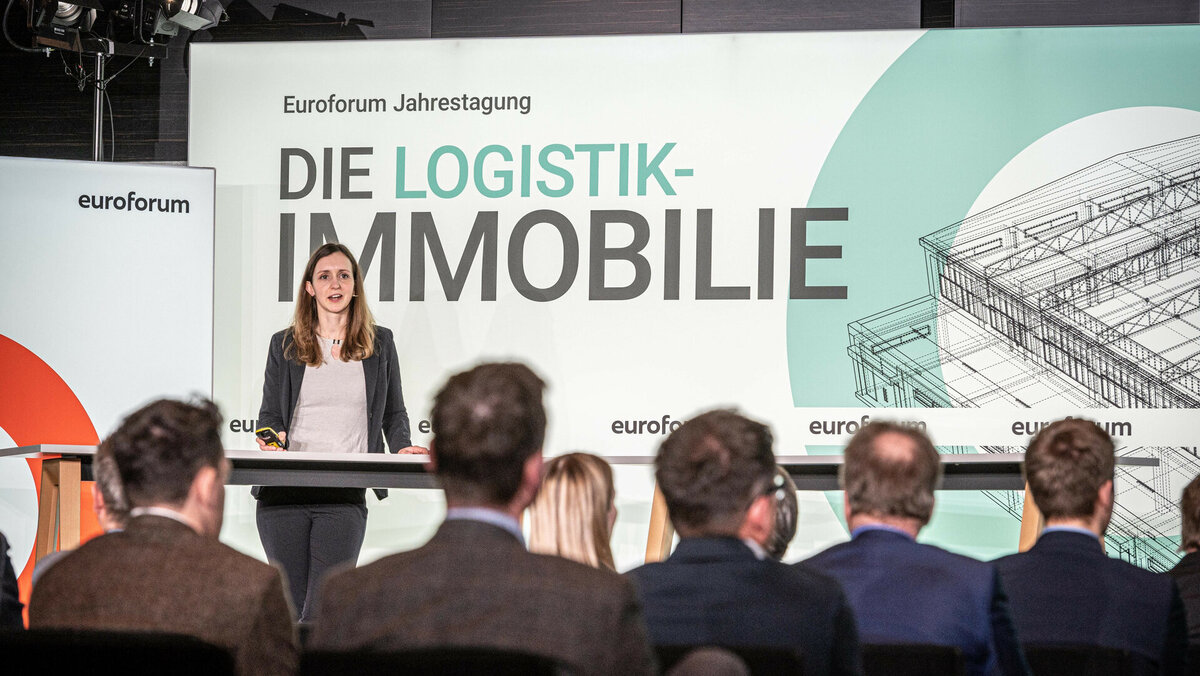 [Translate to English:] Janine Zimmermann bei der Euroforum Jahrestagung „Die Logistik-Immobilie 2022“
